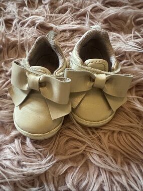 Stride Rite Metallic Gold Bow Toddler Sneakers